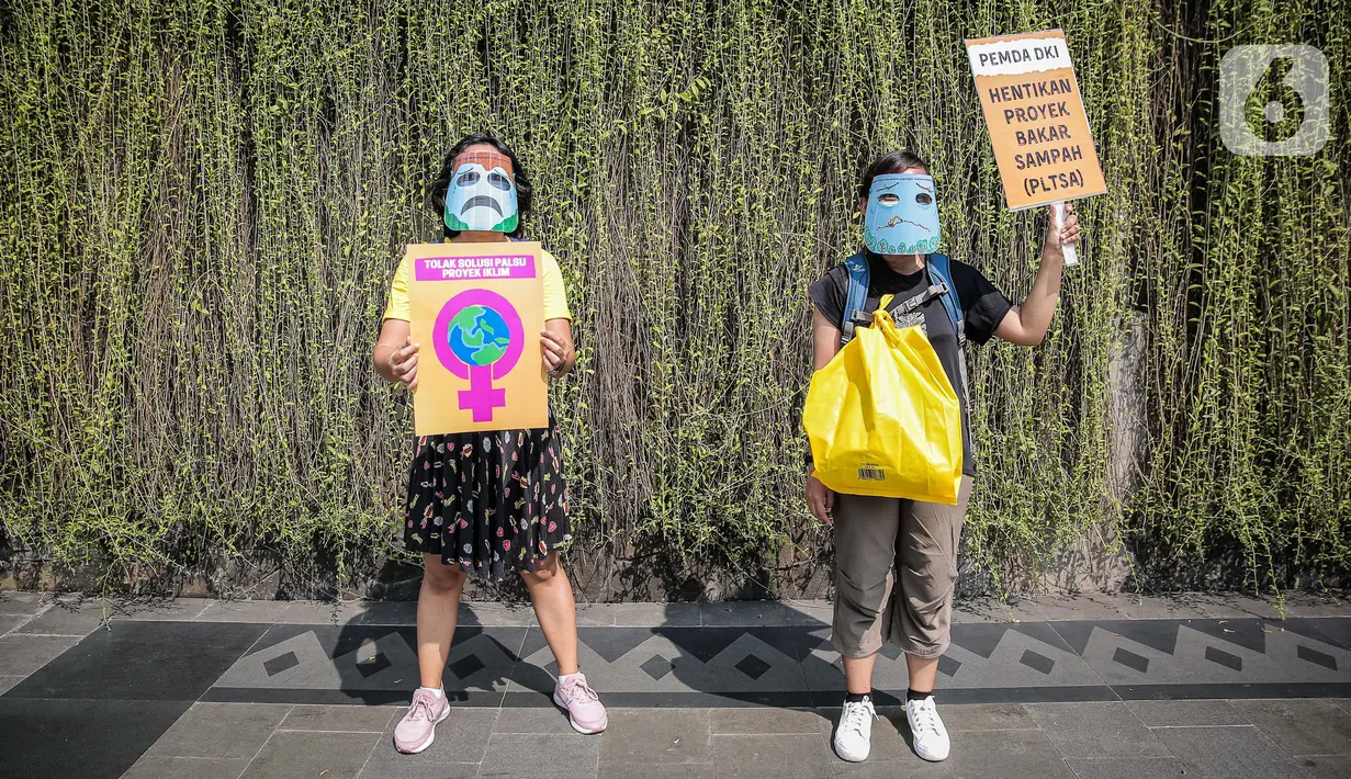 Aktivis lingkungan hidup menggelar aksi serempak Joget Jagat: Diam Berarti Tenggelam di Jakarta, Kamis (22/4/2021). Aksi untuk memperingati Hari Bumi serta menunjukkan semangat anak muda yang tidak tinggal diam dan tetap memperjuangkan hidup di tengah krisis iklim. (Liputan6.com/Faizal Fanani)