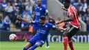 Bek Southampton, Victor Wanyama (kanan), berusaha menghentikan pemain Leicester, Riyad Mahrez, dalam laga Liga Inggris di Stadion King Power, Leicester, Minggu (3/4/2016). (AFP/Ben Stansall)