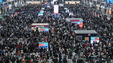 Penumpang menunggu di stasiun kereta api Hongqiao di Shanghai (20/1/2023). Migrasi tahunan dimulai dengan jutaan orang kembali ke kampung halaman mereka untuk perayaan Tahun Baru Imlek. (AFP/Hector Retamal)