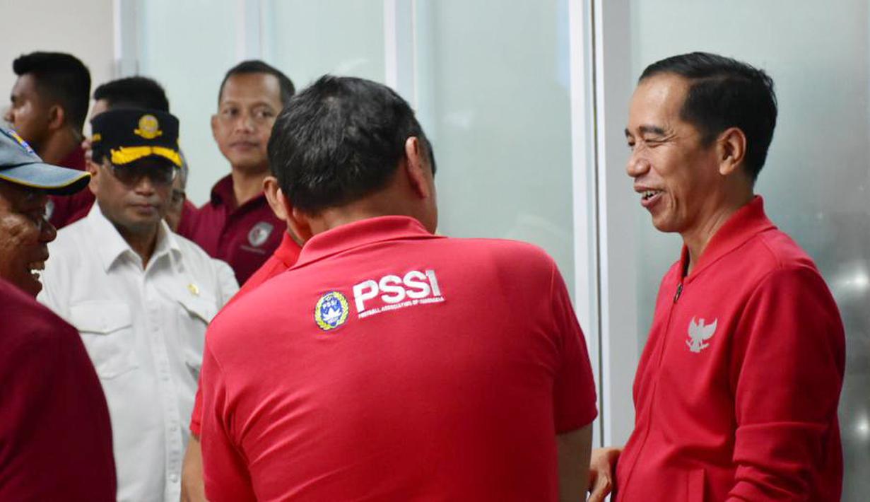 Presiden Indonesia, Joko Widodo, berbincang dengan Ketua PSSI, Mochamad Iriawan, saat meresmikan Stadion Manahan, Solo, Jawa Tengah, Sabtu (15/2/2020). Stadion tersebut merupakan salah satu calon veneu di Piala Dunia U-20 2021 di Indonesia. (Dokumentasi PSSI)