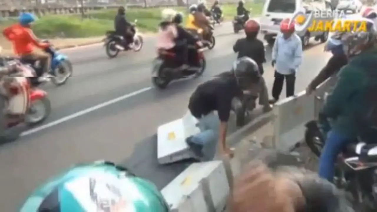 Pemotor Jebol Pembatas Busway Demi Hindari Razia Polisi
