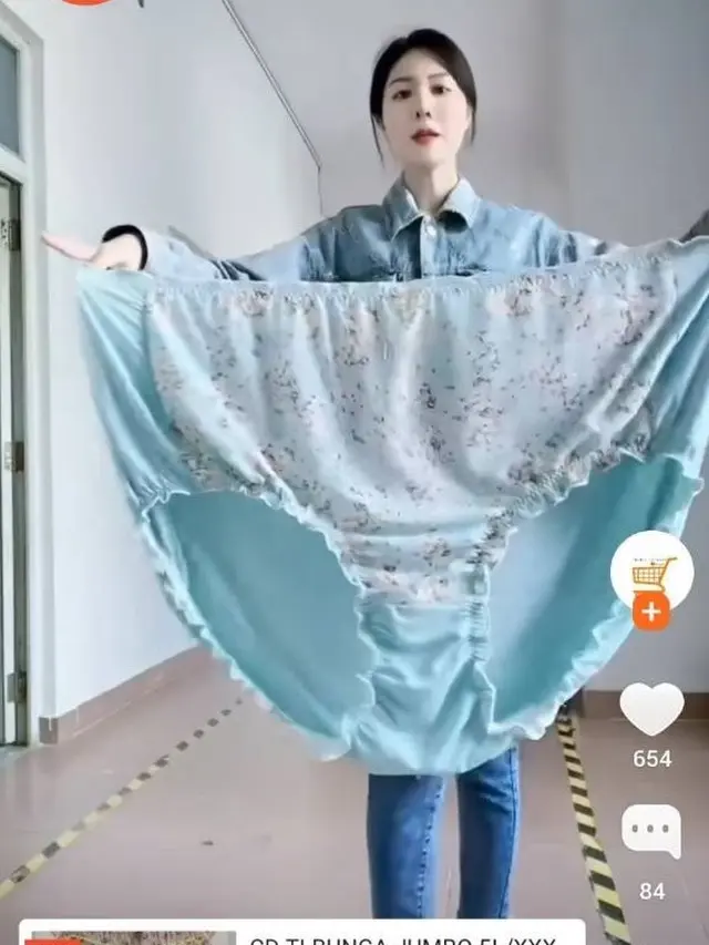 6 Potret Celana Ukuran Jumbo Ini Bikin Geleng Kepala, Bisa Dipakai Dua Orang
