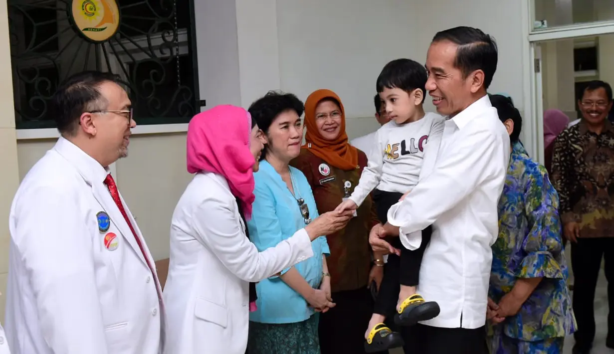 Presiden Joko Widodo (kanan) menggendong Jan Ethes yang menyalami dokter saat menjenguk kelahiran La Lembah Manah di RS PKU Muhammadiyah, Surakarta, Jumat (15/11/2019). Cucu ketiga Jokowi lahir dari pasangan Gibran Rakabuming Raka dan Selvi Ananda. (Foto:Kris-Biro Pers Sekretariat Presiden)