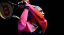 Kostum nyentrik Serena Williams dalam Australia Open 2021 menjadi perbincangan warga net yang mencibir dengan menganggap atlet dengan pakaian terburuk. (AFP/Paul Crock)