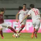 Gaya Egy Maulana Vikri melewati adangan para pemain Suriah U-23 pada laga persahabatan di Stadion Wibawa Mukti, Bekasi, Rabu (16/11/2017). Indonesia kalah 2-3. (Bola.com/NIcklas Hanoatubun)