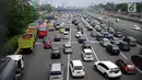 Arus kendaraan di pintu tol Cibubur Utama, Jakarta, Rabu (6/9). PT Jasa Marga akan melakukan perubahan sistem transaksi jalan tol Jagorawi dan meniadakan transaksi di Cibubur Utama dan Cimanggis Utama. (Liputan6.com/Helmi Fithriansyah)