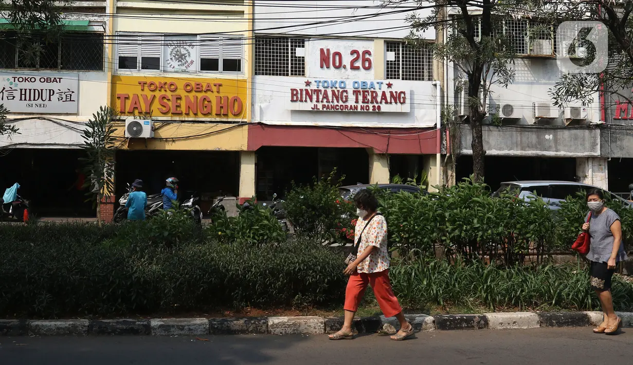 Pejalan kaki melintas di kawasan Glodok, Jakarta Barat, Sabtu (9/10/2021). Pemerintah Jakarta Barat berencana menata kawasan Glodok menjadi lokasi wisata sejarah Pecinan sehingga dapat menjadi daya tarik wisatawan untuk melakukan kunjungan. (Liputan6.com/Herman Zakharia)
