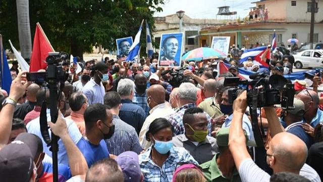 Foto Presiden Kuba Miguel Diaz-Canel (tengah) terlihat selama demonstrasi yang diadakan oleh warga untuk menuntut perbaikan di negara itu, di San Antonio de los Banos, Kuba, pada 11 Juli 2021 (AFP)