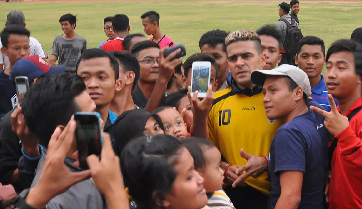 Cristian Gonzales melayani foto bersama para penggemar setelah latihan Arema Cronus di Stadion Manahan, Solo, Jumat (9/10/2015). (Bola.com/Kevin Setiawan)