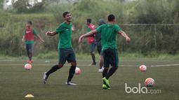 Ekspresi santai dua pemain Timnas Indonesia U-19 yang sedang mengikuti seleksi tahap pertama di Lapangan National Youth Training Center, Depok, Rabu (1/3/2017). (Bola.com/Nicklas Hanoatubun) 
