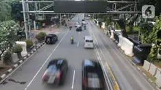 Sejumlah kendaraan bermotor melintas di bawah Alat Sistem Jalan Berbayar Elektronik (ERP) di Jalan Medan Merdeka Barat, Jakarta, Senin (9/1/2023). Pemprov DKI Jakarta berencana untuk menerapkan kebijakan jalan berbayar atau 'Electronic Road Pricing' (ERP) di sejumlah ruas jalan Ibu Kota dengan usulan besaran tarif sekitar Rp5.000 hingga Rp19.000 sekali melintas. (Liputan6.com/Herman Zakharia)