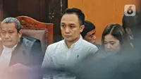 Terdakwa kasus pembunuhan Brigadir Nopriansyah Yosua Hutabarat atau Brigadir J, Ricky Rizal mendengarkan keterangan saksi dalam sidang lanjutan di Pengadilan Negeri Jakarta Selatan, Rabu (2/11/2022). Majelis Hakim yang menangani perkara terdakwa pembunuhan berencana Brigadir J, Bripka Ricky Rizal dan Kuat Ma'ruf menggabungkan proses persidangan keduanya. (Liputan6.com/Angga Yuniar)