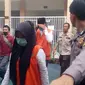 Dengan pengawalan ketat aparat, VN, salah satu terdakwa kasus Vina Garut, mulai memasuki ruang persidangan di ruang persidangan Pengadilan Negeri Garut (Liputan6.com/Jayadi Supriadin)