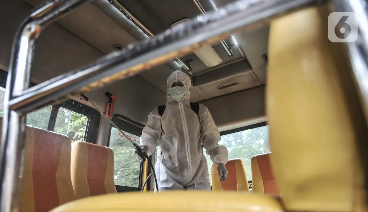 Sterilisasi bagian dalam bus sekolah di Pool Unit Pelayanan Angkutan Sekolah (UPAS) DKI Jakarta, Kramat Jati, Selasa (5/1/2021). Sterilisasi bus sekolah rutin dilakukan usai digunakan mengangkut pasien terpapar Covid-19 ke RS rujukan. (merdeka.com/Iqbal Nugroho)