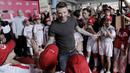 Legenda sepak bola Inggris, David Beckham, menyapa fans cilik di Stadion Soemantri Brodjonegoro, Jakarta, Minggu (25/3/2018). AIA membagikan 10.000 bola kepada akademi sepak bola di Indonesia. (Bola.com/M Iqbal Ichsan)