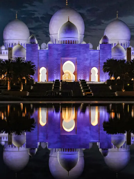 Masjid terbesar di negara ini menjadi tempat ibadah utama untuk sholat harian, baik bagi warga setempat maupun turis yang singgah beberapa saat. (Photo by Karim SAHIB / AFP)