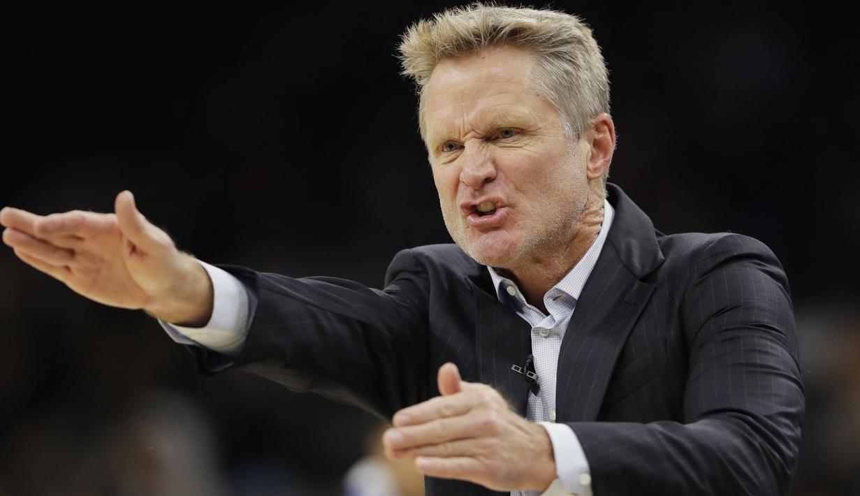 Pelatih Golden State Warriors, Steve Kerr saat memimpin timnya melawan San Antonio Spurs pada laga NBA basketball game di AT&T Center, San Antonio, (2/11/2017) waktu setempat. Warriors menang 112-92. (AP/Eric Gay)