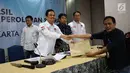 Panitia menyerahkan dokumen kepada petugas KPU saat proses rekapitulasi penghitungan suara Pemilu 2019 tingkat Kota Jakarta Selatan di Hotel Maharaja, Jakarta, Selasa (7/5/2019). Proses penghitungan suara dilakukan pada tanggal 5-7 Mei 2019. (Liputan6.com/Herman Zakharia)