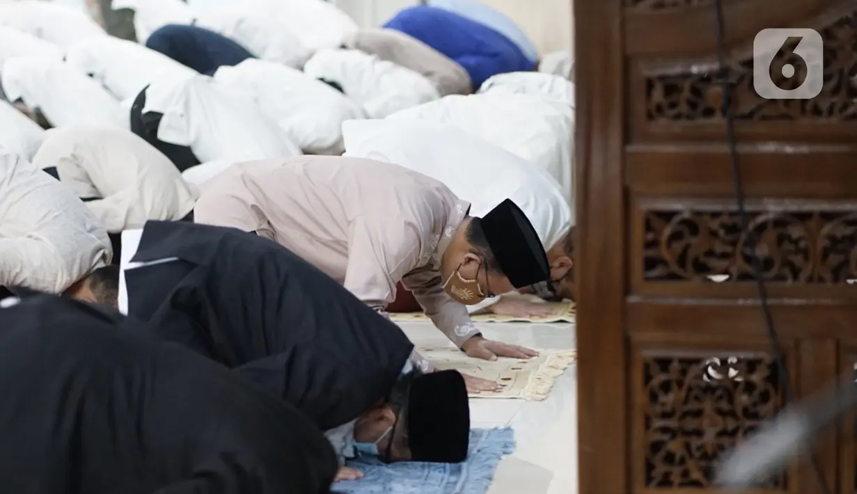 Gubernur DKI Jakarta Anies Baswedan saat melaksanakan salat Idul Adha di Masjid Fatahillah Balai Kota, Jumat (31/7/2020). Selain mengenakan masker, para jemaah juga harus mengambil jarak sekitar satu meter dari sisi kiri dan kanan. (Liputan6.com/Immanuel Antonius)