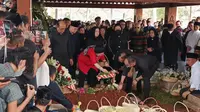 Megawati Tabur Bunga di Makam Guruh, Antar Adik ke Peristirahatan Terakhir