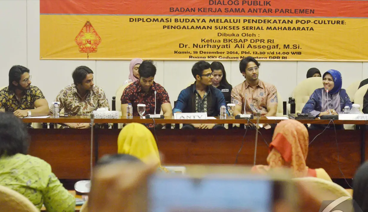 Dr. Nurhayati Ali Assegaf. M.Si (kanan) menjawab pertanyaan dalam Dialog Publik di Gedung Nusantara III DPR RI, Senayan, Jakarta, Kamis (18/12/2014). (Liputan6.com/Andrian M Tunay)