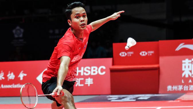 Pada laga kedua Anthony Ginting berhasil bangkit dengan mengalahkan Chen Long dua set langsung dengan 21-12 dan 21-11. (AFP/Stringer)