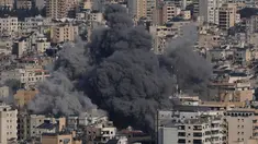Asap mengepul setelah serangan udara Israel di Dahiyeh, pinggiran selatan Beirut, Lebanon, Rabu 4 Maret 2026. (AP Photo/Bilal Hussein)