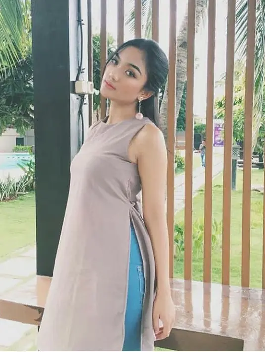 Nah, lagi-lagi Marion Jola memakai baju tanpa lengan dan berpose sedikit menggoda. Ia juga membuat rambut panjangnya dikuncir satu, ditambah anting kekinian yang menjuntai di telinga. (Instagram/marion_jola)