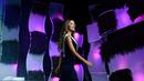 Kontestan dari Falcon Venezuela, Maria Bracho berjalan di atas catwalk selama gladi resik Miss Venezuela 2019 di Caracas (30/7/2019). Di 2019, untuk pertama kalinya Miss Venezuela tidak akan menyebutkan ukuran pinggang, pinggul dan dada para kandidat. (AFP Photo/Federico Parra)
