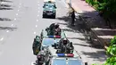 Personel militer terlihat berpatroli di ibukota dan daerah-daerah lain. (Munir UZ ZAMAN/AFP)