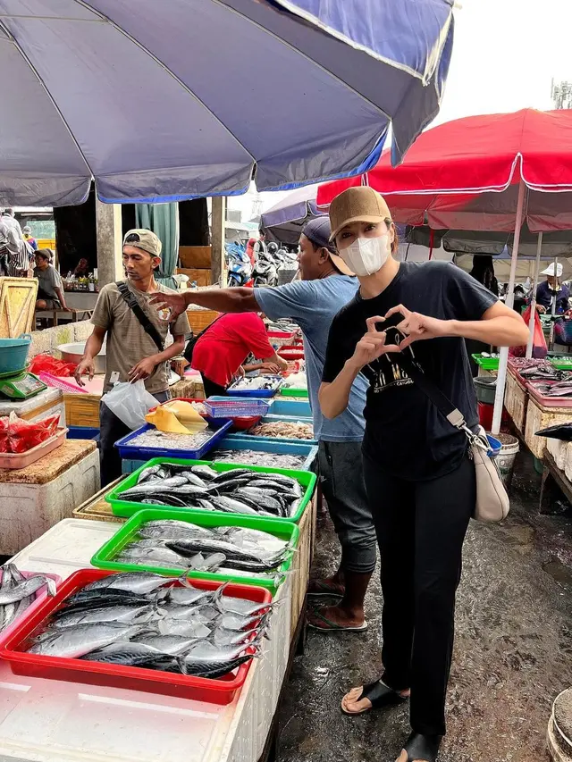 Tampil Sederhana, Ini 7 Momen Tamara Bleszynski saat Belanja di Pasar Tradisional