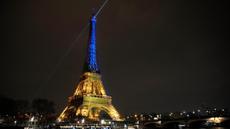 Menara Eiffel diterangi dengan warna-warna khas Ukraina untuk menandai peringatan satu tahun invasi Rusia ke negara tersebut, di Paris, Kamis, 23 Januari 2023. Invasi Rusia ke Ukraina merupakan salah satu yang terbesar di Eropa sejak Perang Dunia II, ratusan ribu jiwa menjadi korban di kedua pihak, serta menciptakan krisis pengungsi terbesar di Eropa. (AP Photo/Christophe Ena)