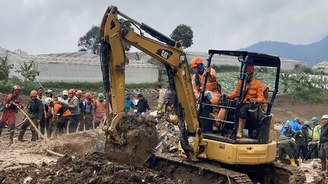Longsor menerjang permukiman dan perkebunan di Cisarua Bandung Barat. (Liputan6.com/Dikdik Ripaldi)