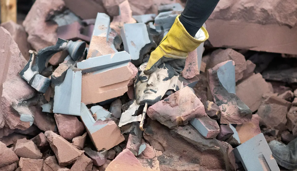Topeng BAFTA (British Academy of Film and Television Awards) dilepaskan dari cetakannya saat proses pembuatan di New Pro Foundries, London, 21 Januari 2020. Topeng piala ini akan dibagikan dalam malam anugerah BAFTA Awards pada 2 Februari mendatang. (JUSTIN TALLIS / AFP)