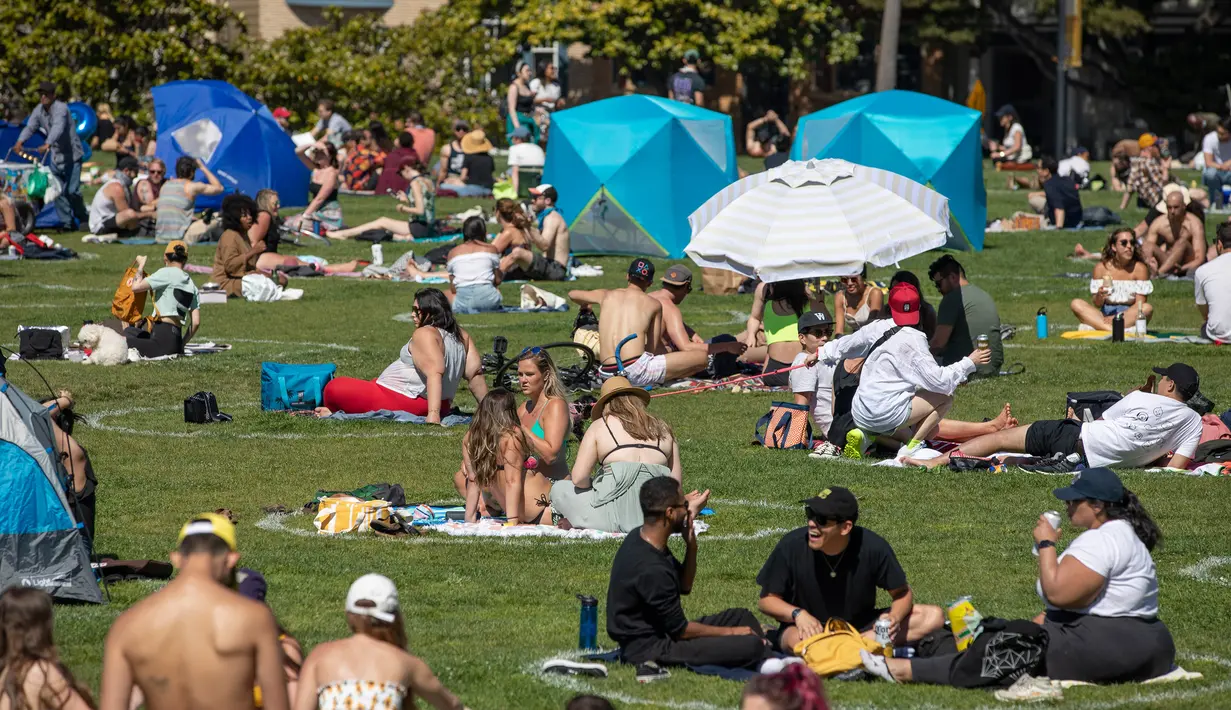 Orang-orang bersantai sembari duduk berjauhan di sejumlah area yang diberi tanda lingkaran guna memastikan dilakukannya jaga jarak sosial (social distancing) di tengah pandemi COVID-19 di sebuah taman di San Francisco, Amerika Serikat (AS), pada 24 Mei 2020. (Xinhua/Li Jianguo)