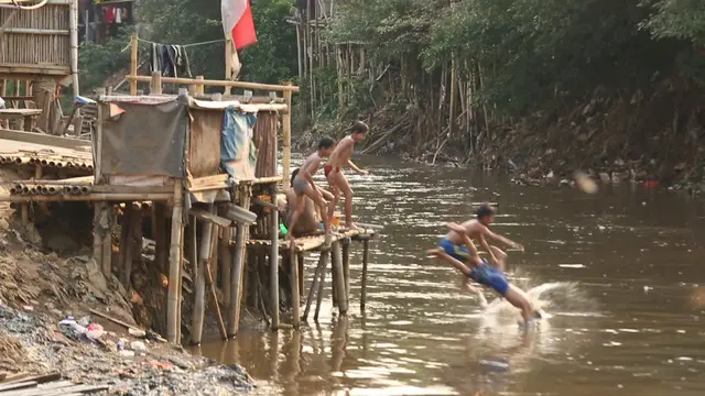 Berbagai pembenahan terhadap sungai Ciliwung terus dilakukan. Perlahan tetapi pasti, beberapa sisi sungai pun berubah. Namun, bagaimana dengan fenomena kehidupan masyarakat  yang tinggal di tepian sungai?