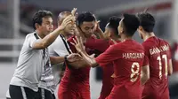 Para pemain Timnas Indonesia merayakan gol yang dicetak Alfath Fathier ke gawang Timor Leste pada laga Piala AFF 2018 di SUGBK, Jakarta, Selasa (13/11). Indonesia menang 3-1 atas Timor Leste. (Bola.com/M. Iqbal Ichsan)