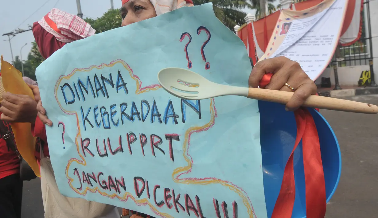 Dalam aksinya mereka menuntut kepada Ketua DPR RI Puan Maharani untuk segera mengesahkan RUU Perlindungan Pekerja Rumah Tangga (RUU PPRT). (merdeka.com/Imam Buhori)