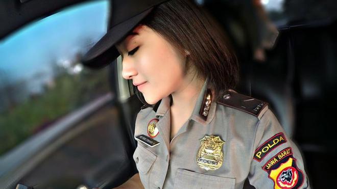 Gambar Mewarnai Polwan