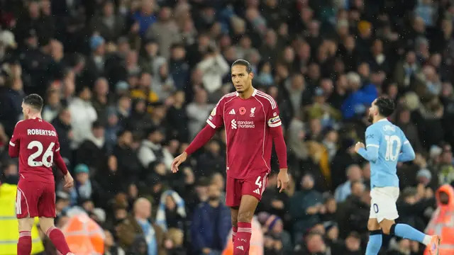 Ekspresi Virgil van Dijk di laga Manchester City vs Liverpool di pekan ke-11 Liga Inggris 2025/2026 di Etihad Stadium, Minggu (09/11/2025). (AP Photo/Jon Super)