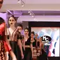 Berikut aksi dua desainer fashion Indonesia Hengki Kawilarang dan Nasya Collyer pada ASC Fashion Week di New York.