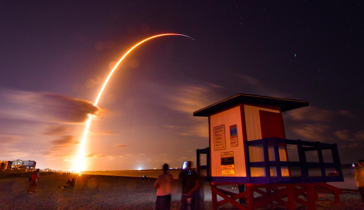Roket Falcon 9 lepas landas dari Space Launch Complex 40 di Florida's Cape Canaveral Air Force Station, Amerika Serikat, Kamis (23/5/2019). Perusahaan penerbangan luar angkasa SpaceX meluncurkan 60 satelit Starlink ke orbit rendah Bumi. (Malcolm Denemark/Florida Today via AP)