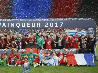 Para pemain Paris Saint Germain (PSG) melakukan selebrasi usai meraih kemenangan atas Angers pada laga final Coupe de France, di Stade de France, Paris, Minggu (28/5/2017). PSG Menang 1-0. (AP/Francois Mori)
