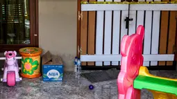 Pemandangan umum menunjukkan gerbang pusat penitipan anak Little Aresha, yang disegel polisi setelah adanya dugaan penganiayaan anak, di Umbulharjo, Yogyakarta, pada Senin 27 April 2026. (DEVI RAHMAN/AFP)