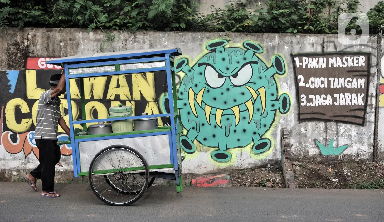 Pedagang melintasi mural bertema imbauan protokol kesehatan COVID-19 di kawasan Cakung Barat, Jakarta, Minggu (18/10/2020). Mural karya warga setempat tersebut bertujuan mengingatkan masyarakat akan pentingnya memakai masker, menjaga jarak, dan mencuci tangan. (merdeka.com/Iqbal S. Nugroho)