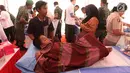 Seorang anak menjalani sunat massal pada kegiatan bakti sosial di Lapangan Merdeka, Balikpapan, Kalimantan Timur, Selasa (23/7/2019). Pertamina bekerja sama dengan Bhayangkari mengadakan bakti sosial di wilayah Balikpapan dalam rangka Hari Kesatuan Gerak Bayangkari ke-67. (Liputan6 com/Angga Yuniar)