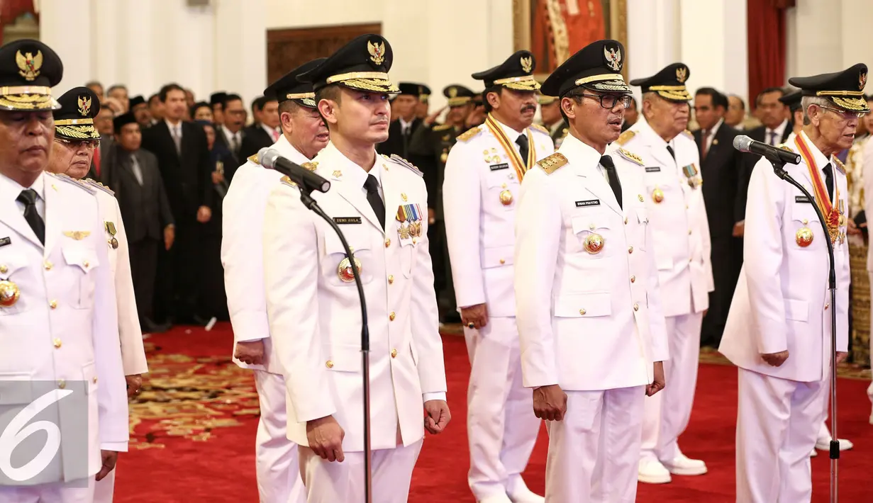 Gubernur dan Wakil Gubernur hasil Pilkada serentak saat di lantik di Istana Negara, Jakarta (12/2). Keputusan Presiden Nomor 13P Tahun 2016 tentang Pengesahan Pengangkatan Gubernur dan Wakil Gubernur Masa Jabatan 2016-2021. (Liputan6.com/Faizal Fanani)