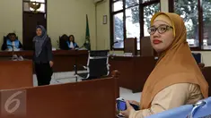 Mantan Kepala Sekolah SMAN 3 Jakarta, Retno Listyarti menunggu jalannya persidangan di PTUN Jakarta Timur, Rabu (16/9/2015). Retno menggugat surat keputusan Kadispen DKI Jakarta Arie Budhiman mengenai pemecatan dirinya. (Liputan6.com/Yoppy Renato)