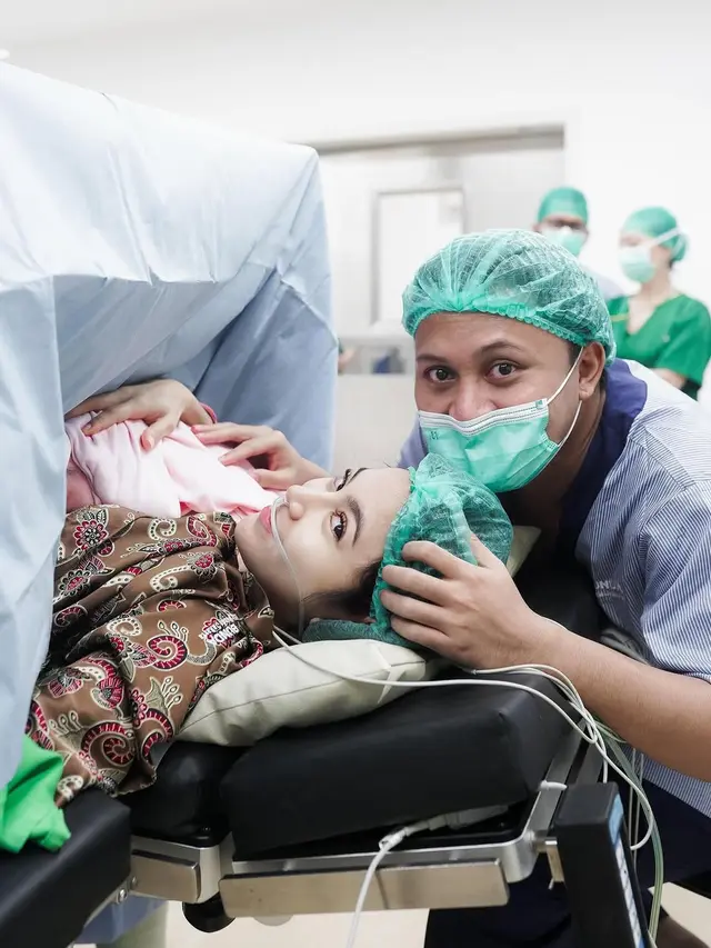 Tampilan Cantik dan Sederhana Mahalini Raharja Melahirkan Anak Pertama dengan Daster Batik