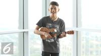 Penyanyi Tegar saat mengisi acara di Akustik Plus, Liputan6.com, Jakarta, Selasa (7/2). (Liputan6.com/Fatkhur Rozaq)